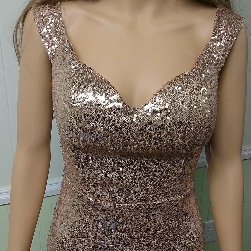Gown - Picture 2 of 9